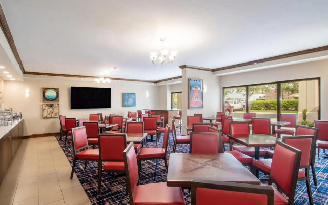 Econo Lodge Inn & Suites Foley - North Gulf Shores