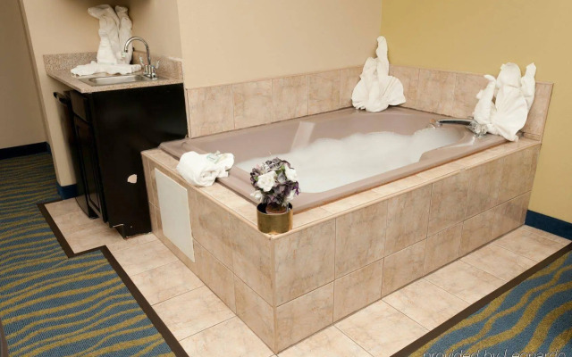 Holiday Inn Express & Suites Bloomington - Normal by IHG