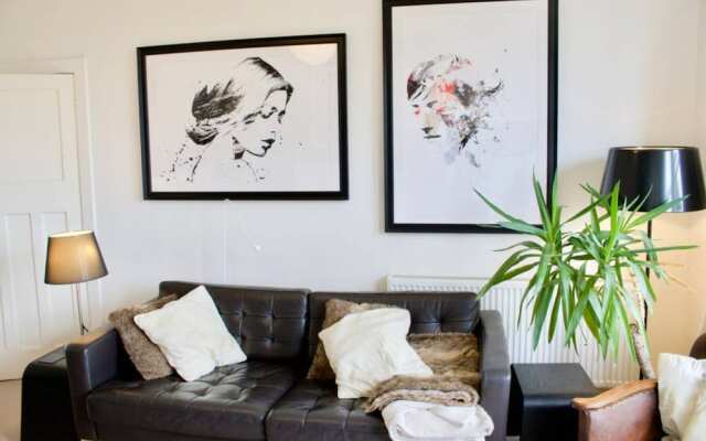 2 Bedroom Flat In Comely Bank