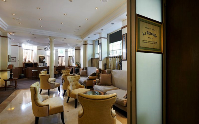 Royal Hotel Paris Champs Elysées
