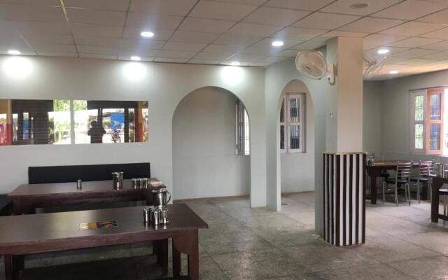 OYO HOME 83298 Master Hotel