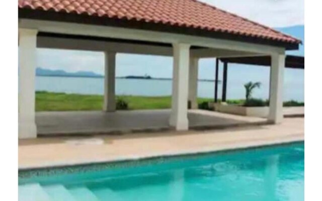 Large Luxurious Beach Front 1 Bedroom at Bayfront Villa