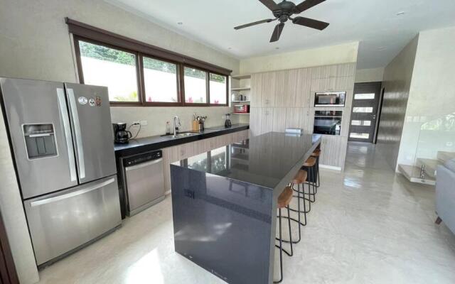 Luxury House Tomanoa - 10pers - 4rooms - Pool - HotJacuzzi - Speed Wifi -waterfall