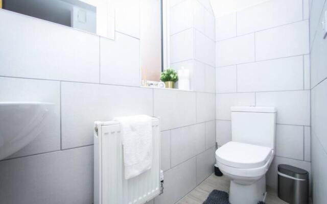 No15 Luxe Living Elegant City Home-1 Bed-Garden-Wifi-Private Parking-Beach-City