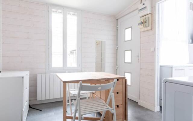 Charming Bright Studio at the Gates of Paris