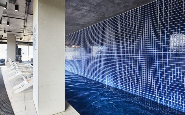 Sleek Arthouse Apartment With Pool Close to City