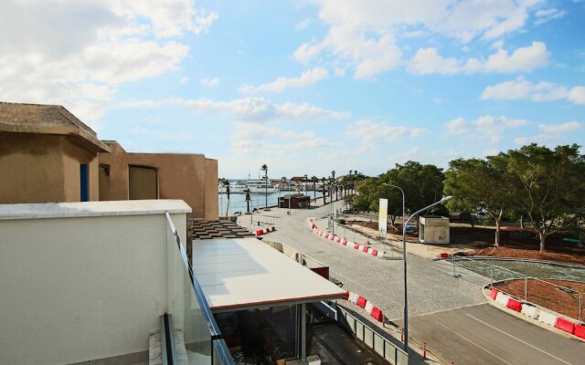 Phaedrus Living: Seaside Executive Flat Harbour 201