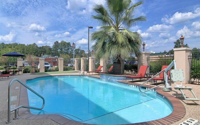 Best Western Plus Crown Colony Inn & Suites