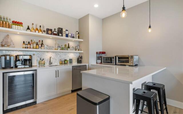Newly Modern House w/ urban landscape of Kelowna!！