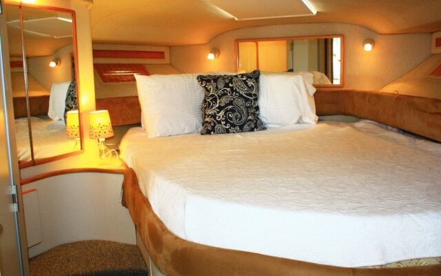 Dockside Boat & Bed Long Beach