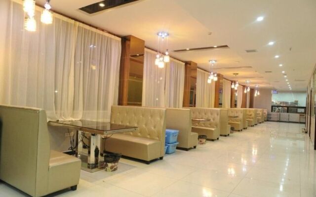 Yichuan Longsheng Business Hotel