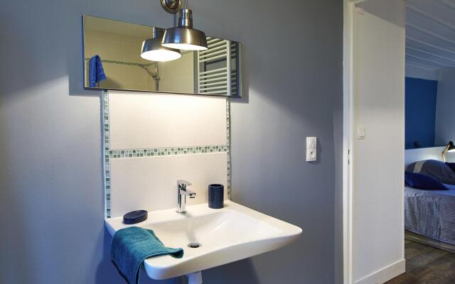 Castle and its outbuildings with terrace in Asnières