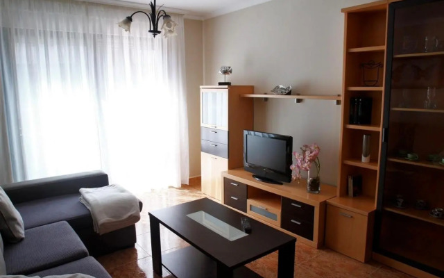 Apartamentos La Perla con piscina y parking