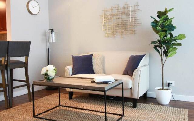 The Gulfstream - Vibrant Studio Heart of Downtown