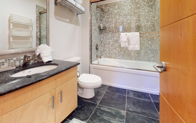 Solstice 18 Beautiful and Modern, Private Washer Dryer, Close to Eagle Lodge by RedAwning