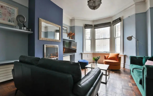 4 Bed House with Pool Table & Parking