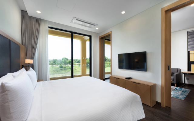 Wyndham Sky Lake Resort and Villas – Guest Rooms – Hanoi