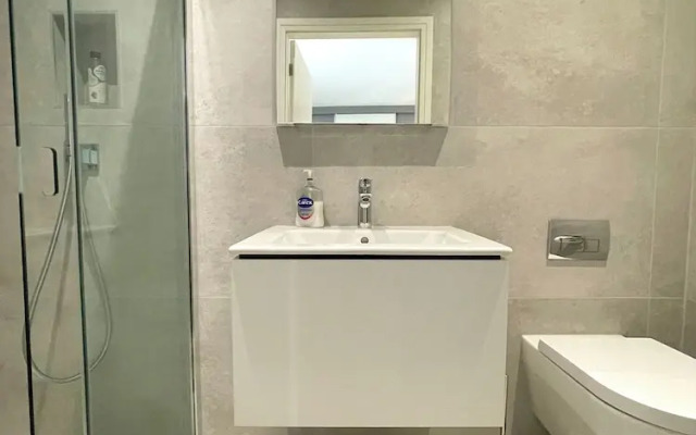 Modern and Sleek 2 Bed Apartment