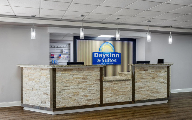 Days Inn and Suites by Wyndham Hammond, IN