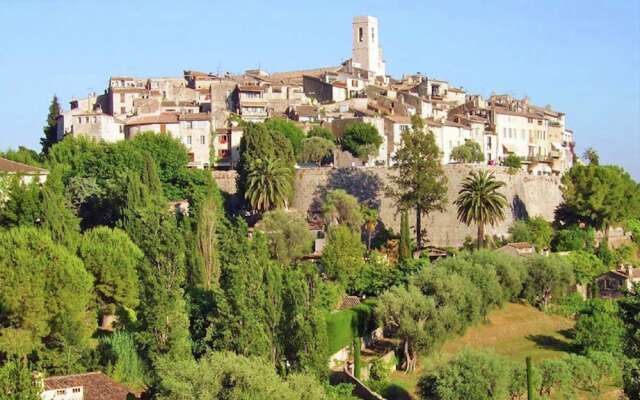 Peaceful Villa in Saint Paul de Vence With Swimming Pool