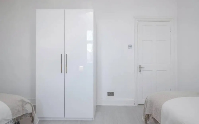 Stunning Top 2 Bed Flat Tilbury Central Location