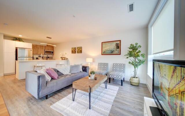 New Luxurious Modern 2BR Condo Sleeps 5 Coffee, AC, WIFI