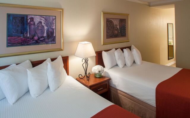 Cloverleaf Suites Kansas City - Overland Park