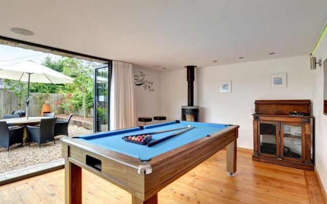 Bright Holiday Home in Saint Kew With Fireplace