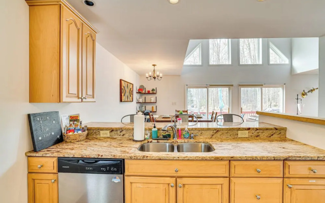 Hot Tub + Decks: Tree-lined Retreat in Pocono Lake