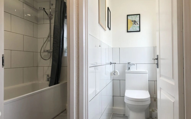 Modern 3-bed House With Parking Bamber Bridge, Preston