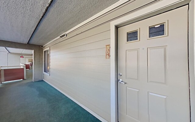 Spacious 2 BR Units at 1849 Condos with FREE Pool, Parking & Wifi