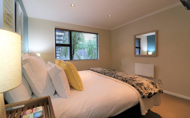 Spacious Central City Apartment with Parking