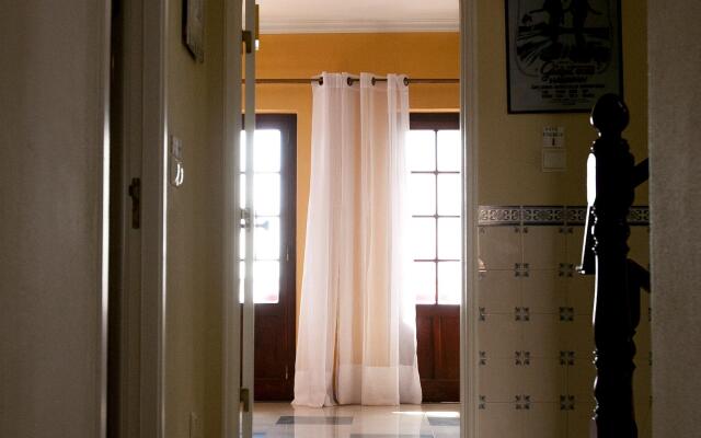 Ericeira Chill Hill Hostel & Private Rooms - Peach Garden