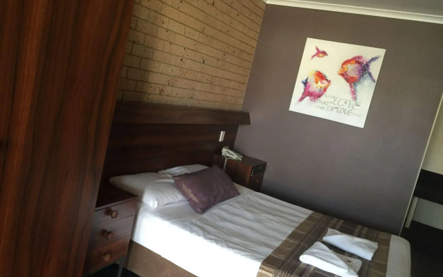 Sarina Motor Inn