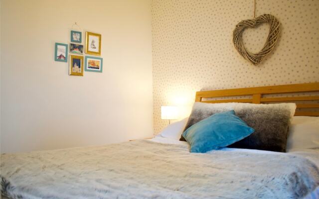 Modern 2 Bedroom Ground Floor Flat with Parking