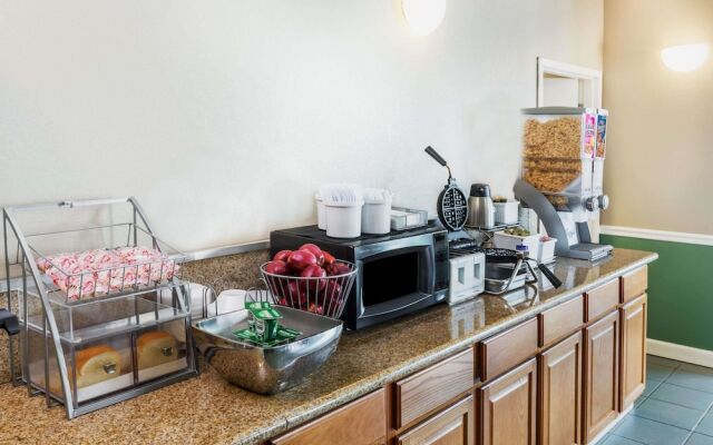 Super 8 By Wyndham Madison/Ridgeland Area