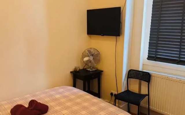 Private Homely Bedroom in Kensington R1