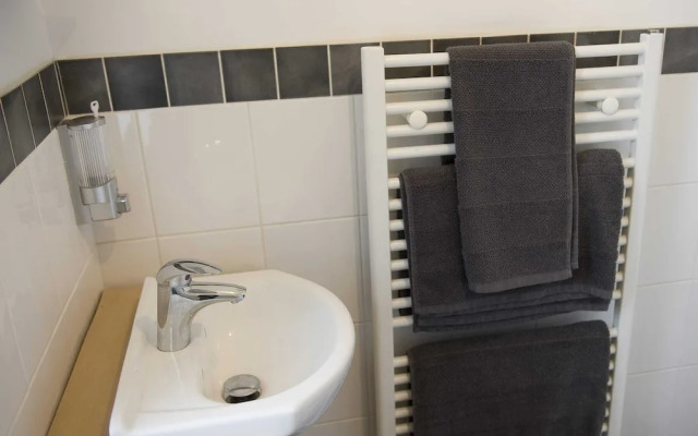 Lovely Mountain View Apartment - Short Drive to Beaches