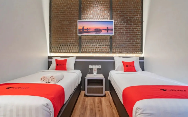 RedDoorz Plus @ Doorman Guest House