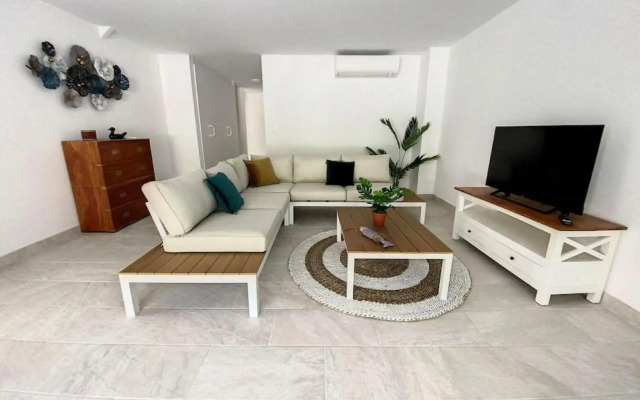 Marina Beach 2, between Anse Marcel marina and beach