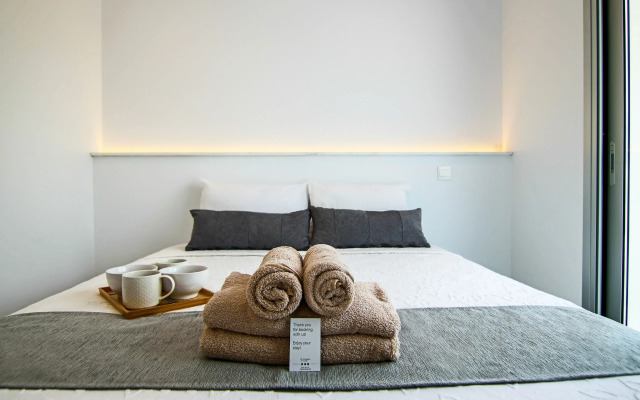 Phaedrus Living: Executive Harbour Suites 203