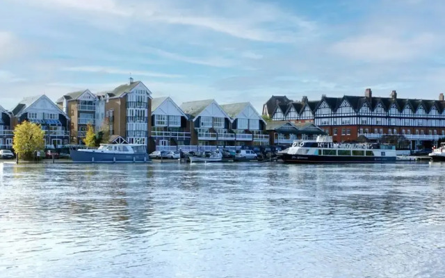 The Oars - Riverfront Property - From 300 Per Night