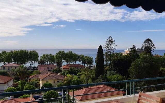 Neptune 5, top floor, sea view