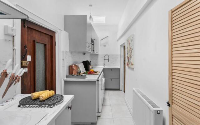 Fourways - Stylish 3-storey Townhouse With Gardens