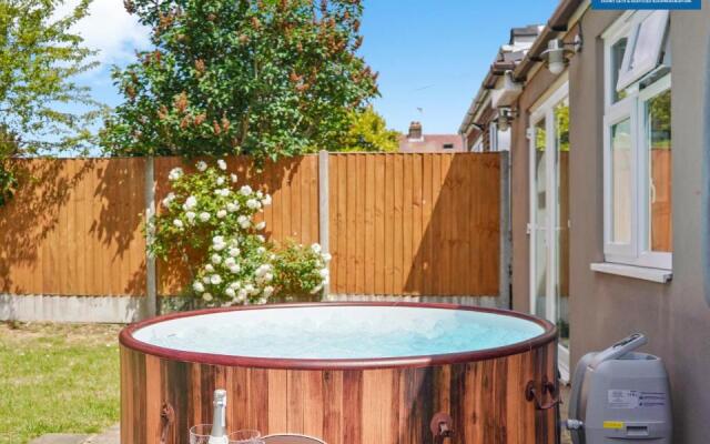 4 Bed Luxury Design House By Blue Puffin Stays with Hot tub, Foosball & Parking