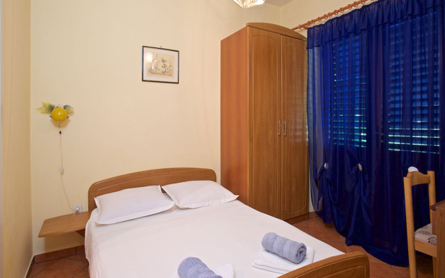 Apartment Vibo - parking and barbecue: A5 Vinka 4 Jelsa, Island Hvar