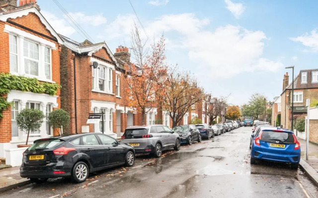 Delightful 1BD Flat in the Heart of Barnes Village