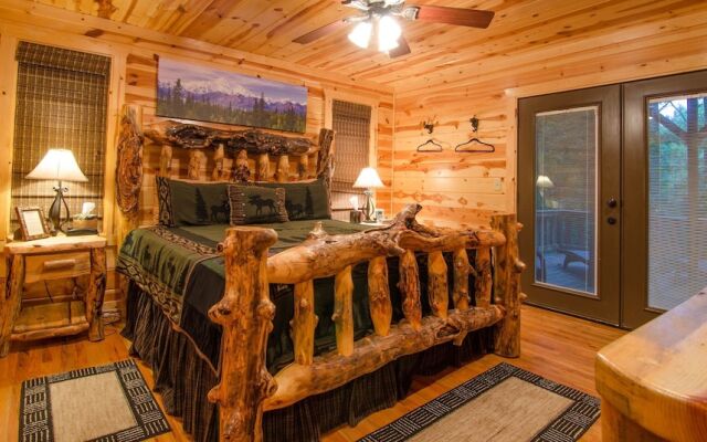 Denali Private Cabin Includes Xbox, Hot Tub, and Stone Pizza Oven by Redawning