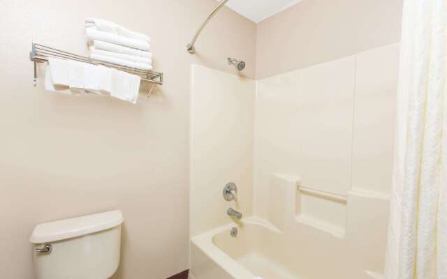 Super 8 by Wyndham Belleville