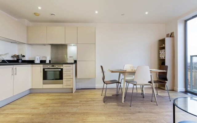 Modern 1 Bedroom Apartment Near Canary Wharf With Balcony